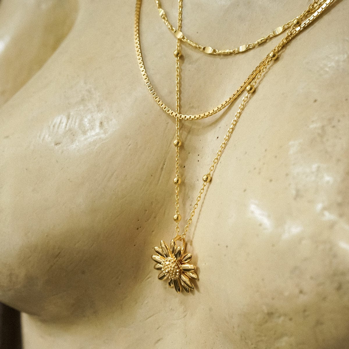 Small English Daisy Necklace 18ct Gold Plate